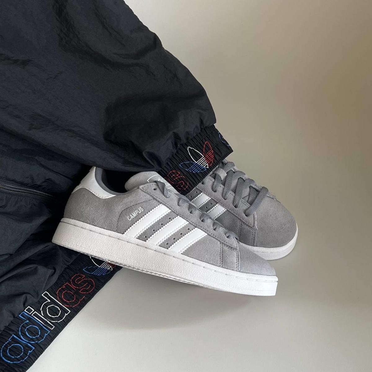 Thiết kế ba sọc trắng và logo Campus trên Adidas Campus 2 Grey