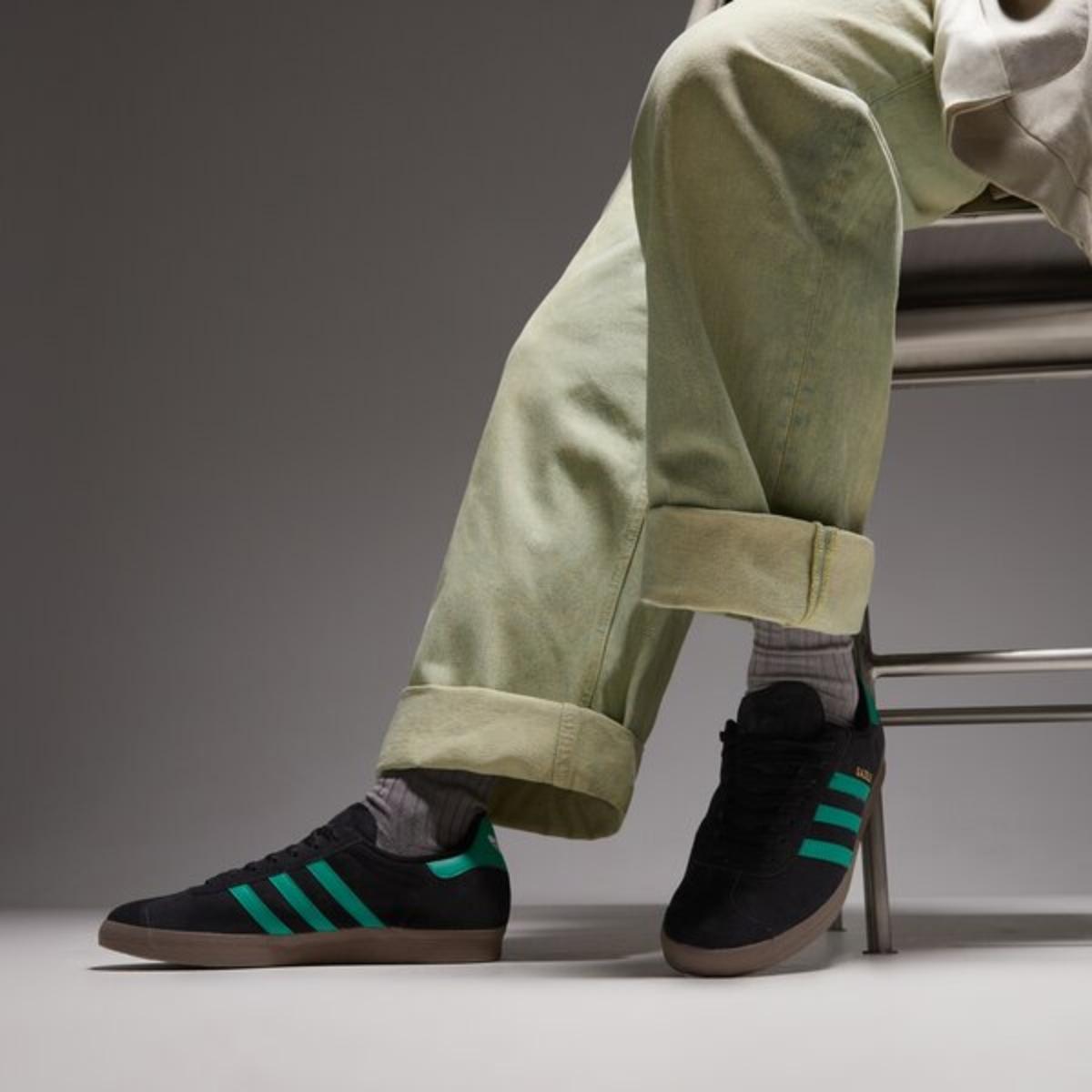 Chi tiết upper da lộn và 3 sọc Court Green trên Adidas Gazelle JH5394
