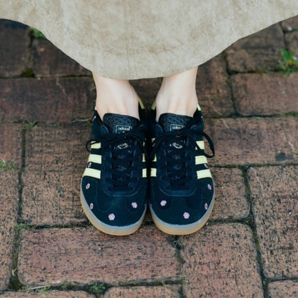 giay-adidas-gazelle-indoor-black-almost-yellow-floral-if4490-2