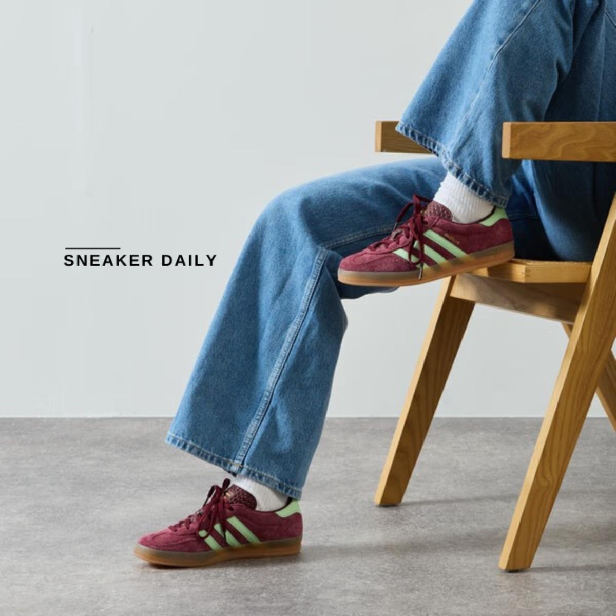 Chi tiết ba sọc adidas trên thân giày Gazelle Indoor IH7487
