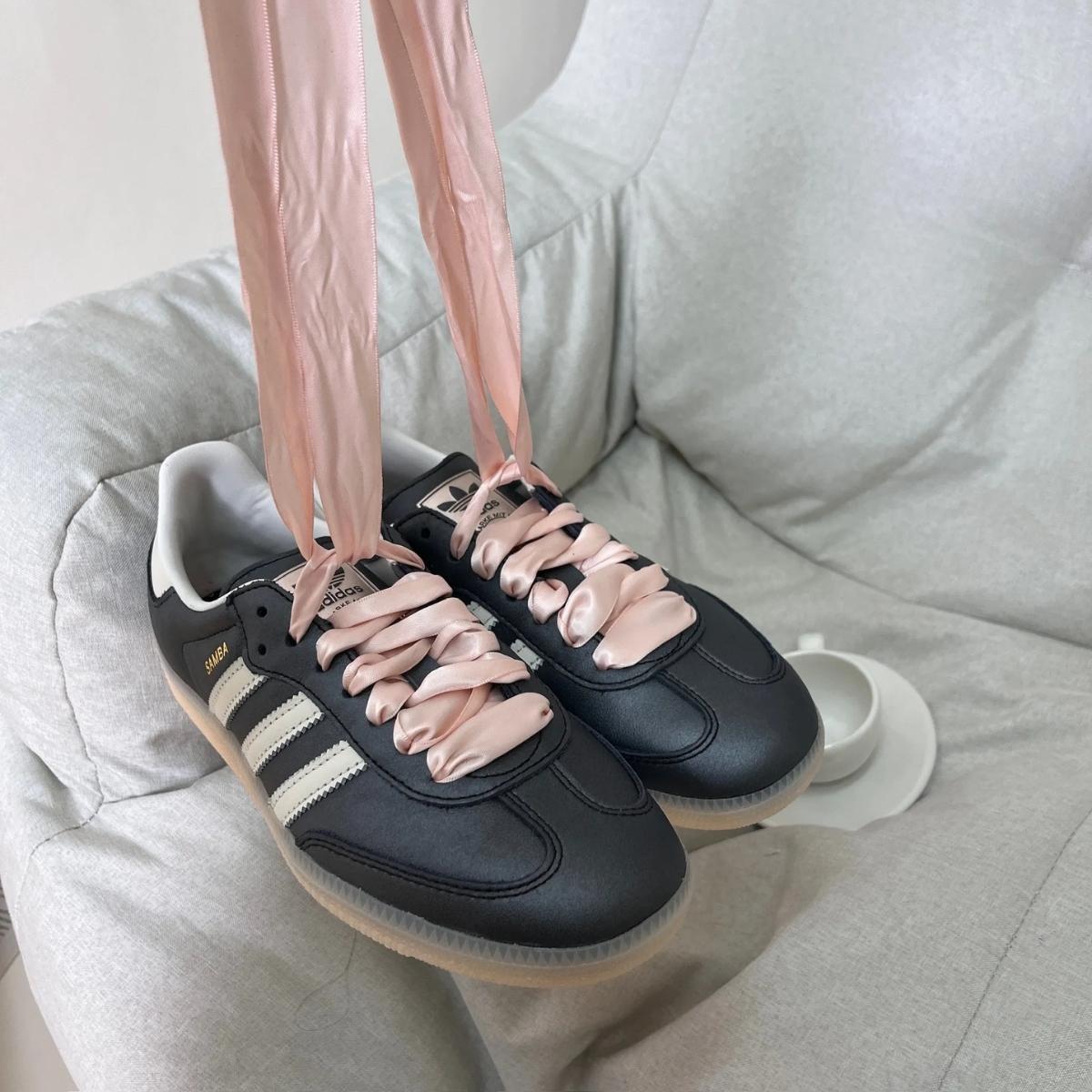 giay-adidas-samba-og-black-pink-ribbon-laces-ih8047-9