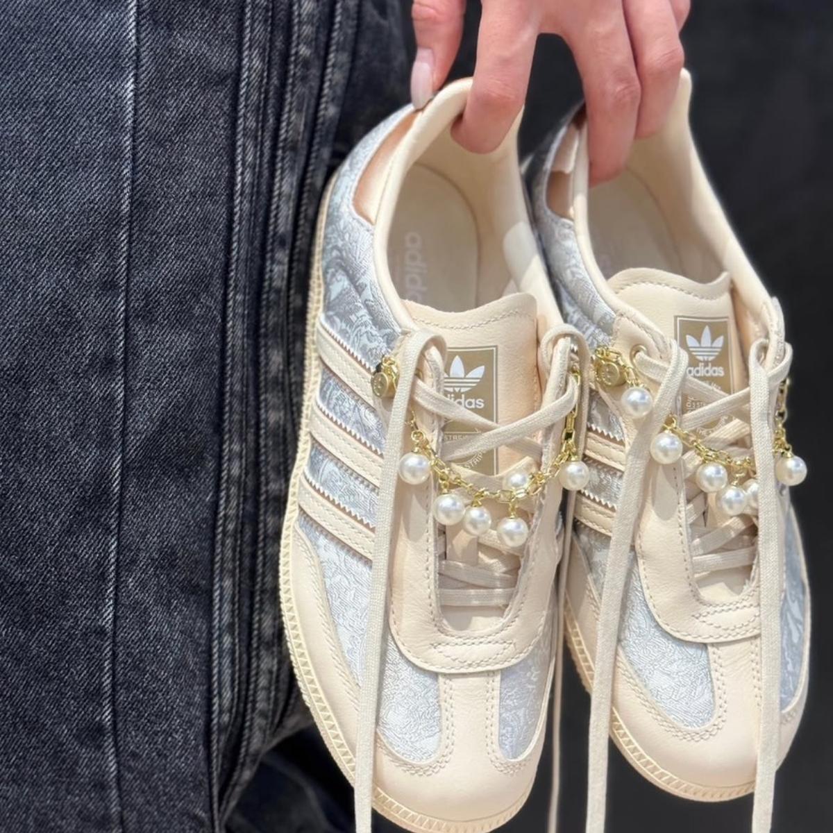 Chi tiết chất liệu da và suede trên giày Adidas Samba OG Clover Desert