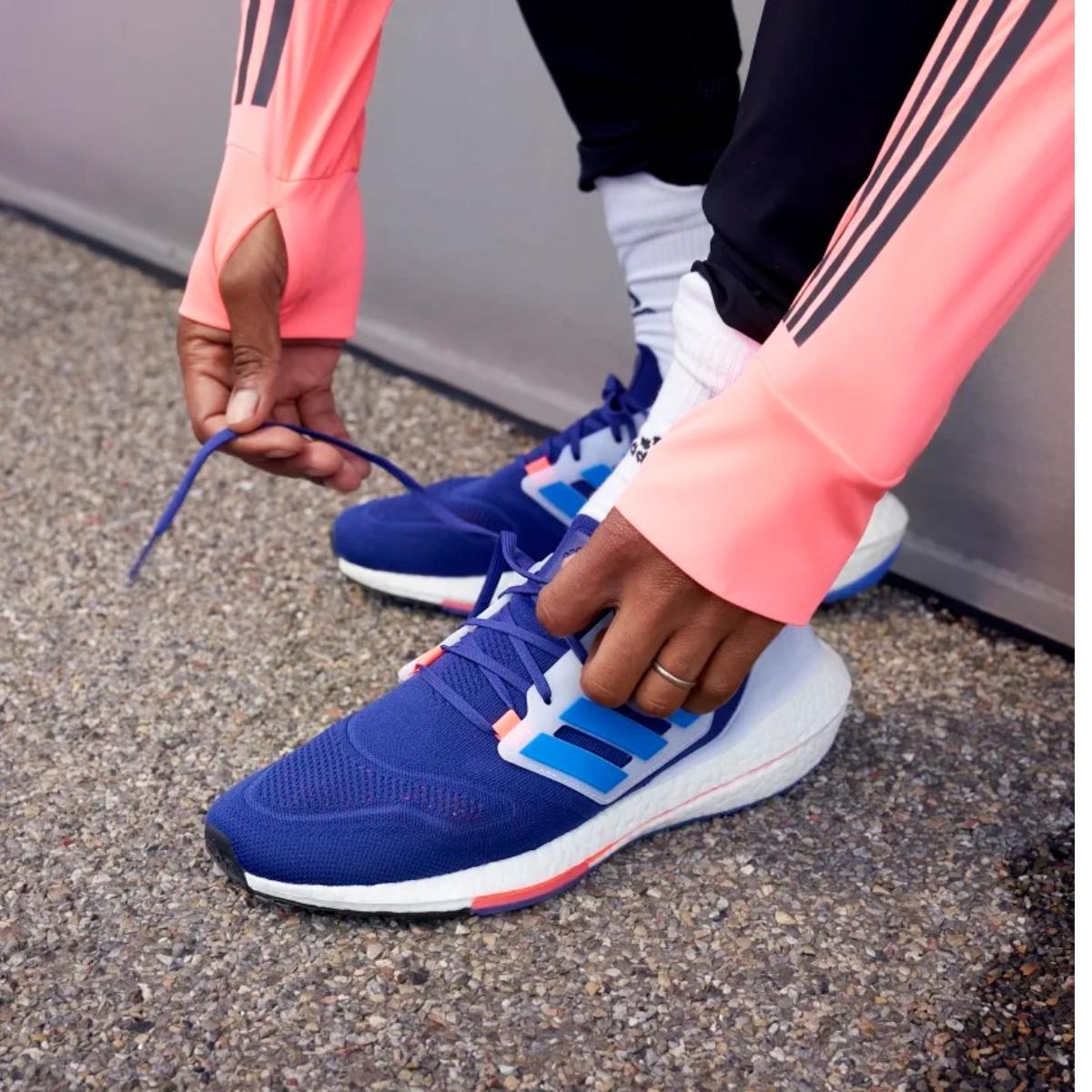 Chi tiết đế Boost và đế Continental của UltraBoost 22 Legacy Indigo